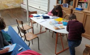 Bedürfnisse von Eltern während sozialer Isolation und Homeschooling