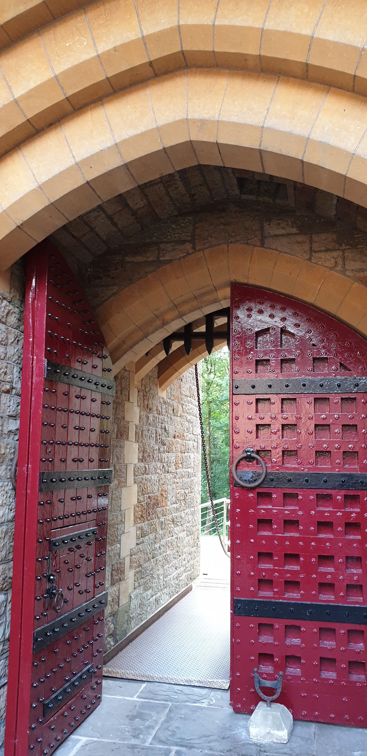 Learning experiences are part of our history. If they remain unconscious, they often have far-reaching effects on us. Awareness-raising opens up ways to reflect and let go.