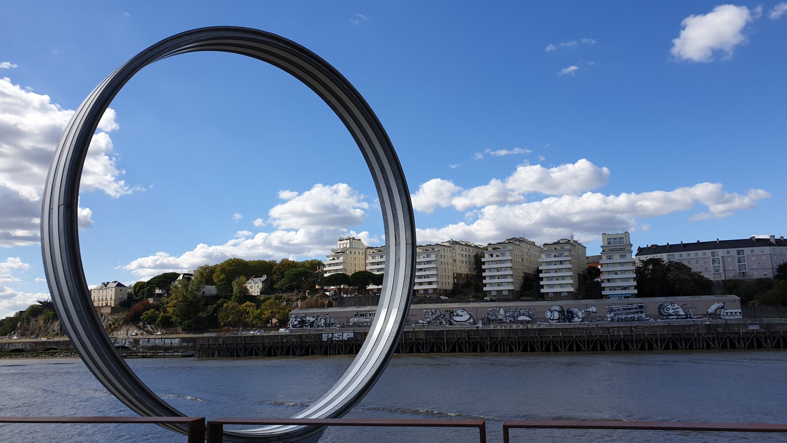 Impressum, der rechtliche Kram: Eine Ring-Kunstinstallation in Nantes, Frankreich, am Flussufer